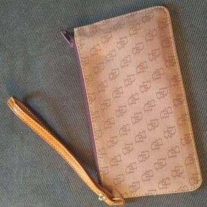 Dooney & Bourke wristlet